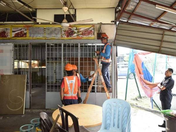 Pemotongan bekalan elektrik sebelum operasi perobohan dilakukan. -FOTO: FB Saluran Komunikasi MPKlang.