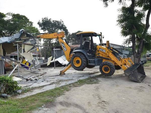 Kedai makan terletak atas tanah Lot 8764 dirobohkan MPK. -FOTO: FB Saluran Komunikasi MPKlang.