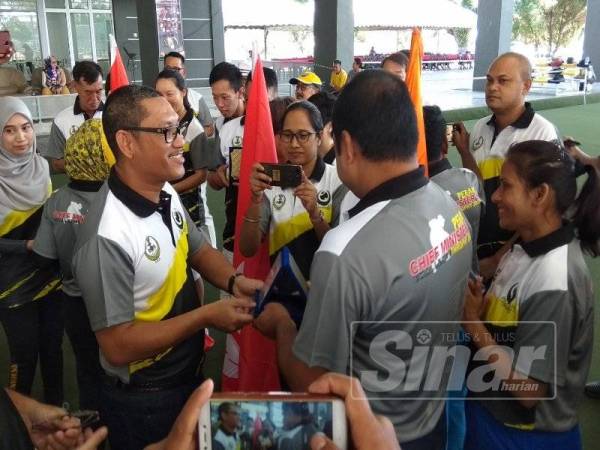 Ahmad Faizal (kiri) beramah mesra dengan sebahagian peserta kejohanan selepas menyempurnakan majlis perasmian di Arena Lawn Bowls Perak di sini hari ini.