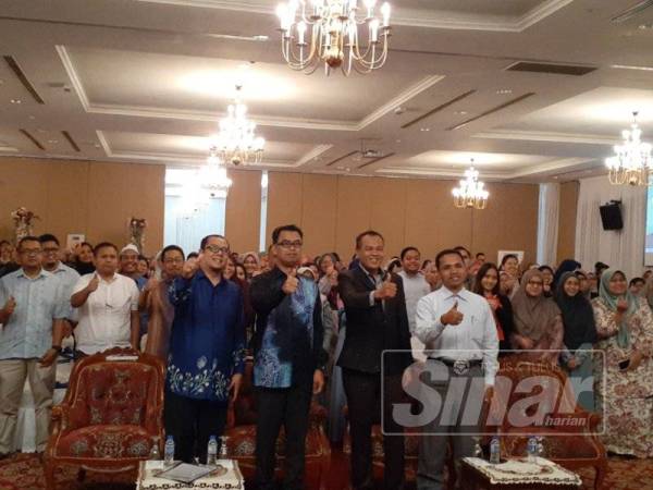 Saipolyazan Mat Yusop (berdiri, dua kiri) ketika merasmikan Majlis Mesra Majikan Lembaga Zakat Selangor 2019 di sini hari ini.