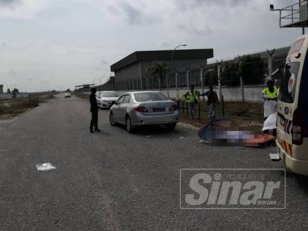 Mayat mangsa ditutup di lokasi kejadian sementara menanti bantuan tiba.