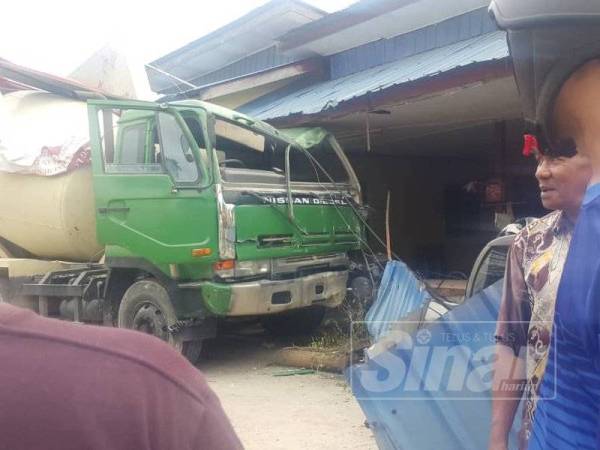 Orang ramai yang mengerumuni tempat kejadian selepas berlaku rempuhan lori pembancuh simen.