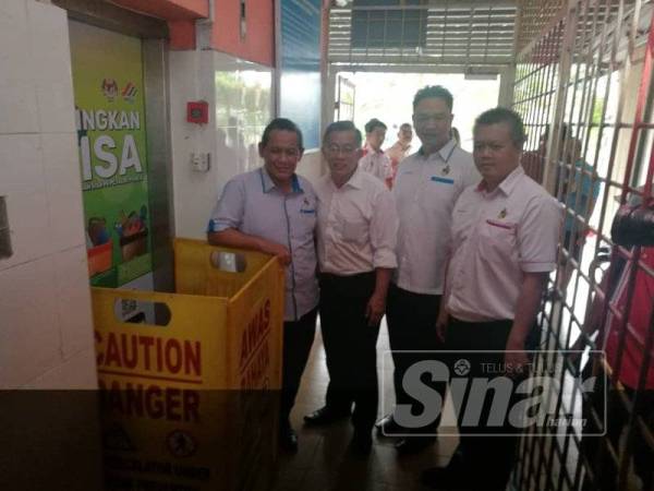 Aminuddin (kiri) semasa meninjau masalah lif rosak di Pangsapuri Templer di Jalan Dr Ismail hari ini.