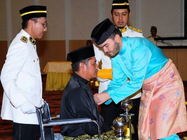 Raja Muda Selangor, Tengku Amir Shah Sultan Sharafuddin Idris Shah berkenan menganugerahkan Pingat Jasa Kebaktian (PJK) kepada Zulkapli Hairani (tengah) pada Istiadat Pengurniaan Pingat-Pingat Negeri Selangor sempena Ulang Tahun Hari Keputeraan Yang Ke-73 Duli Yang Maha Mulia Sultan Selangor di Dewan Jubli Perak Bangunan SUK, hari ini. Foto: Bernama