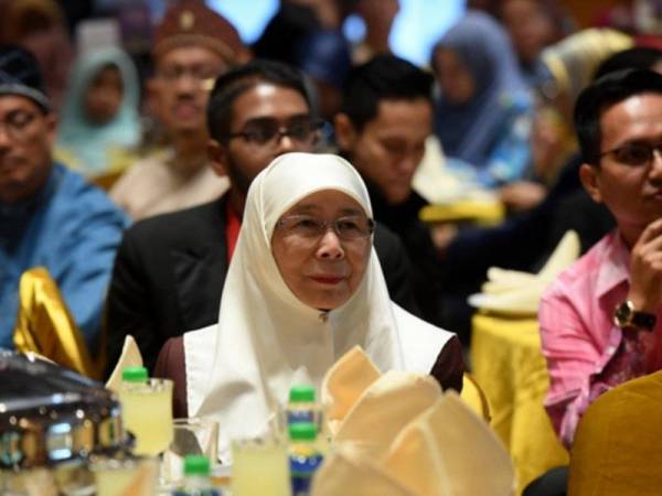 Wan Azizah mengikuti Wacana Sri Satria 'Politik Melayu Islam Pasca PRU14' yang disampaikan Timbalan Pengarah Akademi Pengajian Melayu Universiti Malaya, Prof Madya Dr Awang Azman Awang Pawi hari ini. - Foto: Bernama