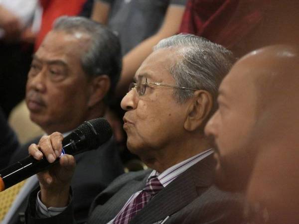 Tun Dr Mahathir ketika bercakap pada sidang media di sini hari ini.
