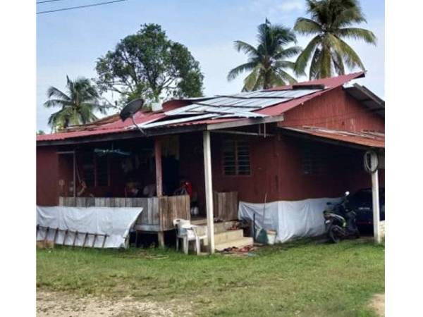 Keadaan salah sebuah rumah penduduk yang terjejas dalam kejadian ribut petang tadi.