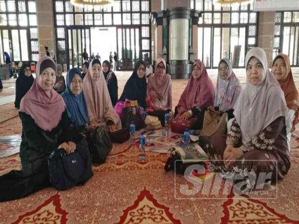 8.30 pagi: Para peserta mula memenuhi ruang utama solat.