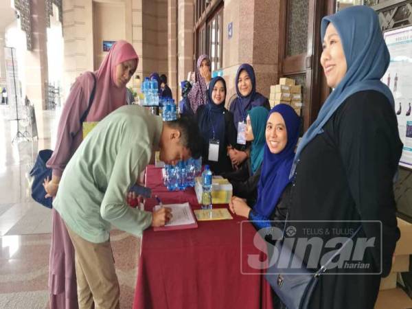 8:00 pagi: Para peserta sudah mula mendaftar masuk.