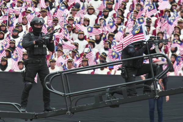 Kontinjen Unit Tindakhas (UTK) turut serta berarak bersama aset kenderaan.