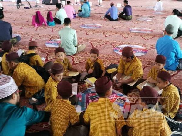 Sejak awal pagi murid-murid dari Sekolah Khalifah Metod Ampang sudah berkumpul di Masjid Putra untuk menjayakan Malaysia #QuranHour.