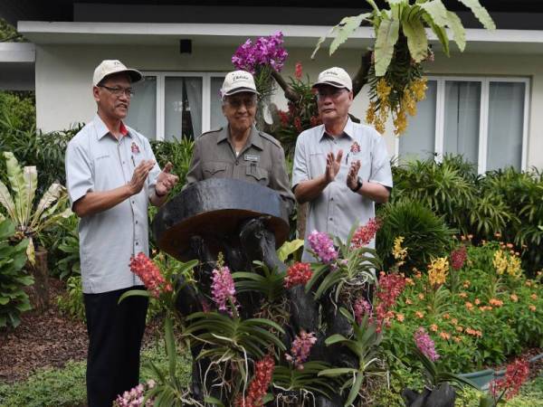 Dr Mahathir menandatangani plak perasmian Pusat Pelawat, Herbarium dan Taman Etnobotani di Taman Botani Perdana hari ini. - Foto Bernama