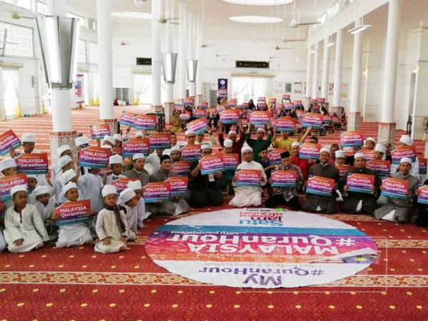 Sebahagian daripada peserta Malaysia #QuranHour di Masjid Abidin, Kuala Terengganu.