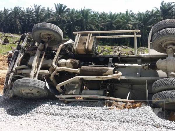 Keadaan lori simen yang terbalik dalam kejadian petang tadi.