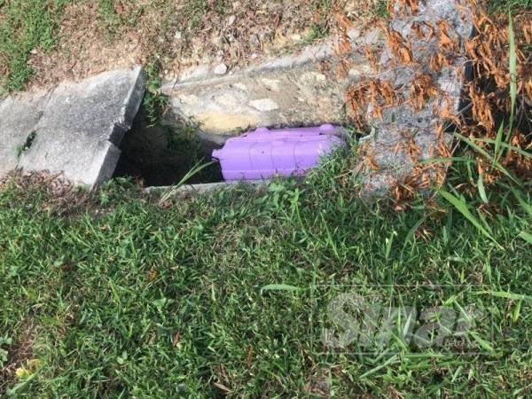 Beg berisi pakaian mengandungi mayat seorang lelaki ditemui di longkang berhampiran Stesen LRT Alam Megah, jam 5 petang semalam.