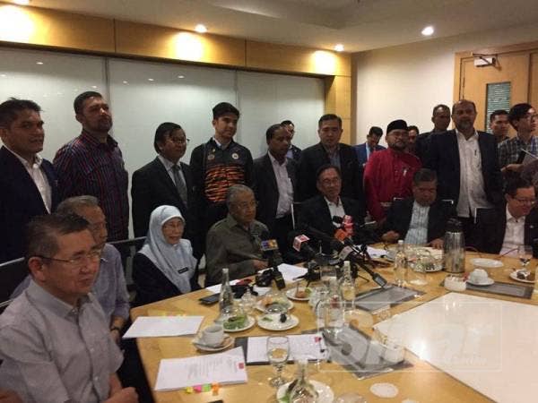 Tun Mahathir ketika sidang media berkenaan.