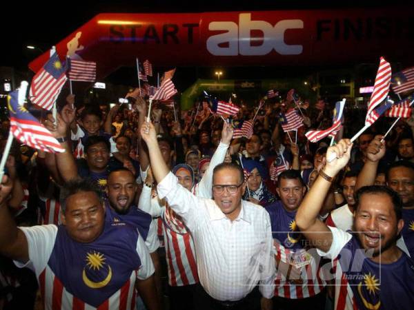 Wan Rosdy bersama peserta yang menyertai Larian Malam Merdeka malam tadi