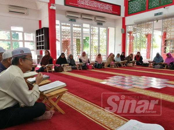 Fadzli (kiri) berucap pada program Malaysia #QuranHour di Masjid Muhammadiah semalam.