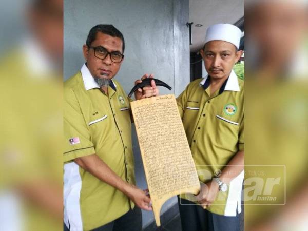 Zulkifli (kiri) dan Abdullah menunjukkan papan digunakan penduduk Muslim di Cameroon, Afrika untuk menulis, membaca dan menghafal al-Quran.