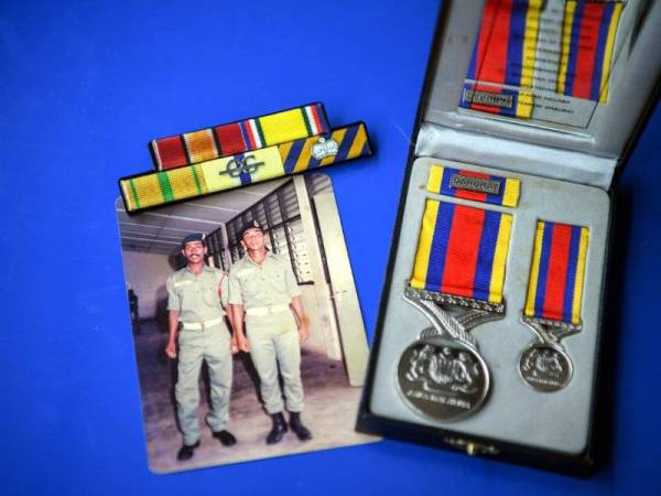 Gambar kenangan Noor Muhammad (kiri) bersama Pingat Jasa Malaysia yang diterimanya pada 2016. - Foto Bernama