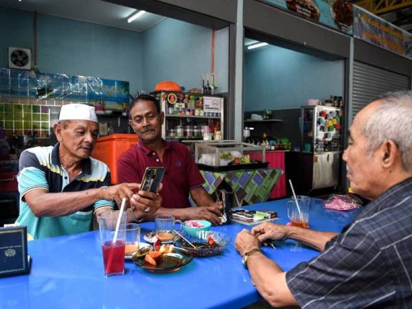 Noor Muhammad (dua, kiri) bersama rakan seperjuangan, Yahya (kiri) dan Othman (kanan) berkongsi pengalaman pahit manis bertugas menjaga keamanan negara membanteras komunis sekitar 1970-an ketika ditemu ramah wartawan Bernama baru-baru ini. - Foto Bernama