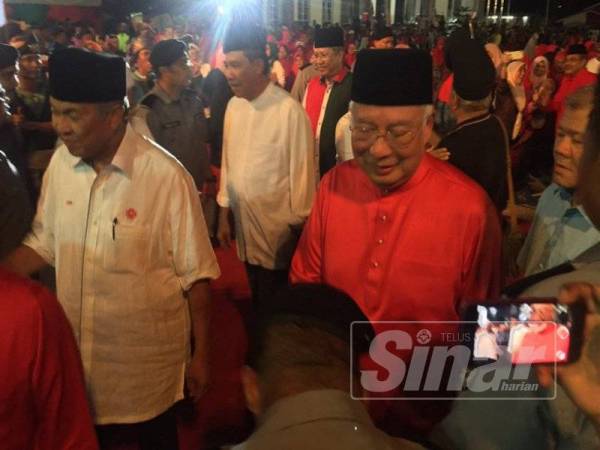 Najib bersalaman dengan salah seorang rakyat yang hadir pada Perhimpunan Ummah 2.0, malam tadi.
