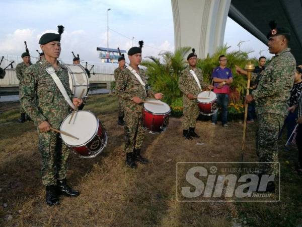 Pancaragam gabungan TLDM dan ATM 10 RAMD Kem Majidi Batu Pahat serta Kem Ulu Tiram yang mengiringi peserta perbarisan.
