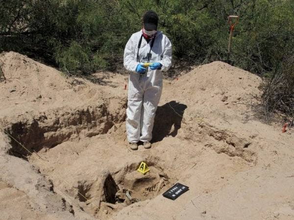 Ahli forensik menyiasat penemuan kubur rahsia di Lembah Juarez, Mexico pada Jun tahun lalu. - Foto AFP
