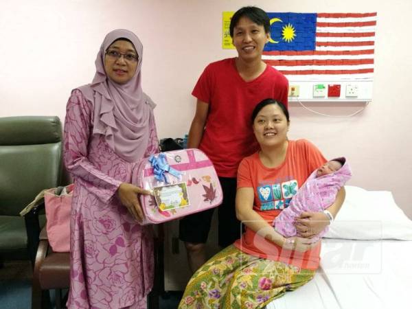 Ketua Pegawai Eksekutif Hospital Pakar KPJ Puteri, Haliza Khalid sempat melawat Wei Shan dan bayinya, Sin Yan.Ketua Pegawai Eksekutif Hospital Pakar KPJ Puteri, Haliza Khalid sempat melawat Wei Shan dan bayinya, Sin Yan.