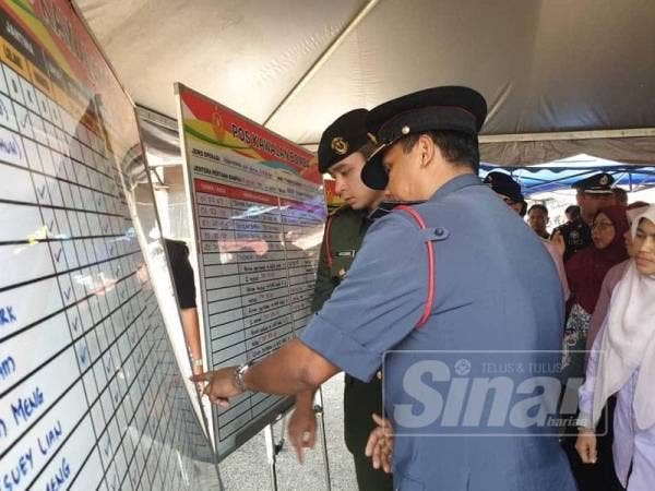 Pengarah Jabatan Bomba dan Penyelamat Malaysia (JBPM) negeri, Nor Hisham Mohammad memperkatakan sesuatu kepada Tengku Hassanal Ibrahim Alam Shah sewaktu baginda melawat lokasi kebakaran di Pekan Sungai Lembing hari ini.