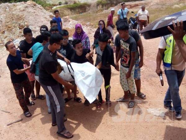 Mayat mangsa ditemui pada jam 12.15 tengah hari.