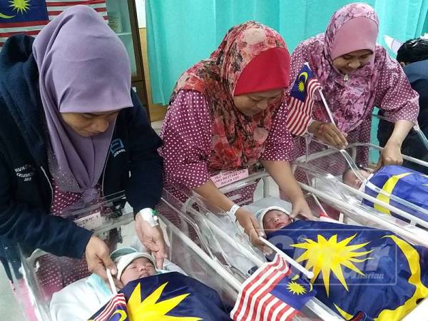 Dari kiri; Roszita, Che Ku Fazliana dan Noridah memeriksa bayi masing-masing yang baru dilahirkan ketika dikunjungi media sebentar tadi.