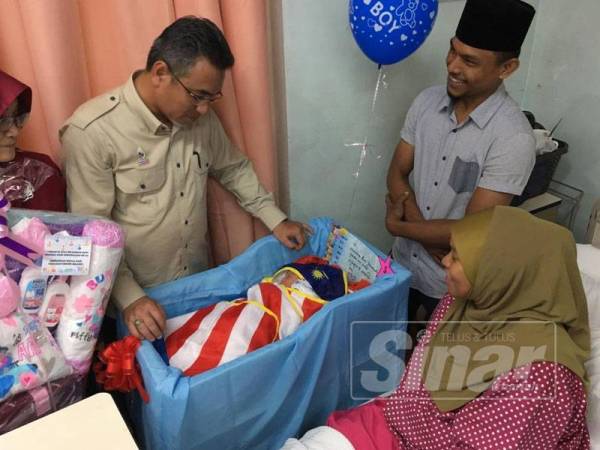 Adly bersama isterinya, Dalilah Awaludin ketika melawat bayi lelaki pasangan Norasliza dan Mokhtar di Hospital Melaka, Bukit Baru hari ini.