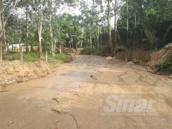 Pasir dari bukit mengalir masuk ke kawasan penduduk baru-baru ini selepas hujan lebat.