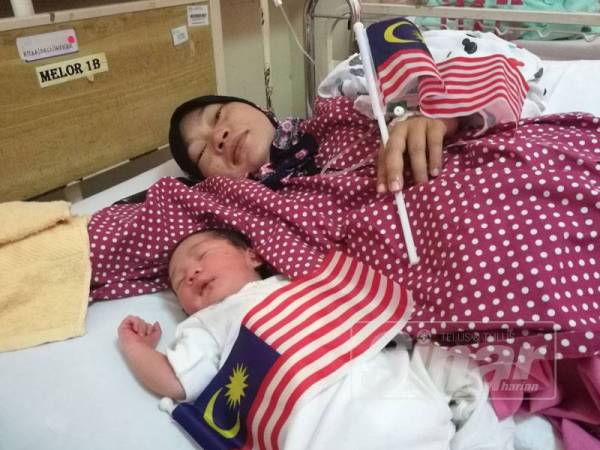 Nor Hasliza bersama bayi merdekanya yang lahir pada hari ini di HTAA Kuantan.