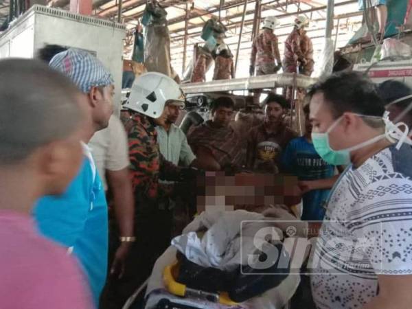 Mangsa mengalami kecederaan parah di tangan dan kaki kanannya selepas tersepit di mesin pengisar plastik di kilang di Batu 8, Jalan Meru Tambahan, Klang petang tadi.
