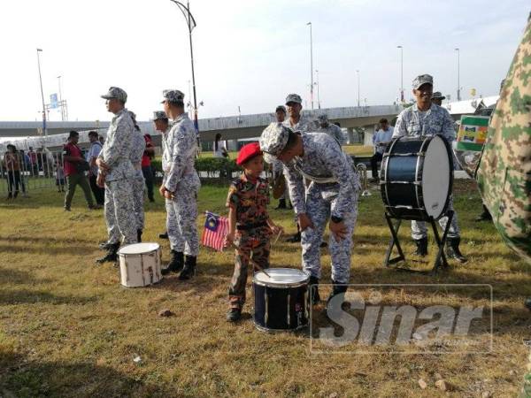 Mohd Arif sempat diberi peluang mencuba alat muzik.