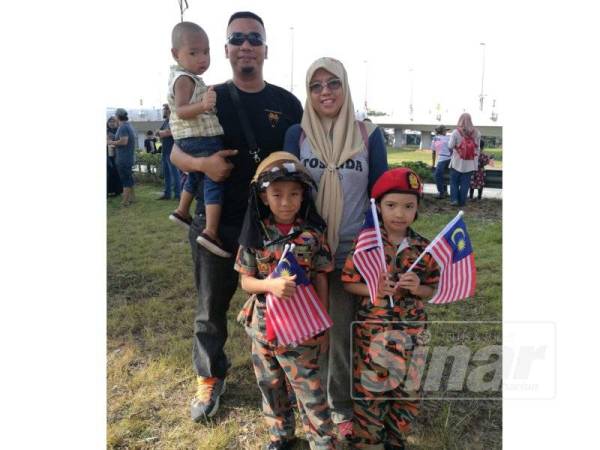 Mohd Arif bersama Kasih, Norfarah dan bapanya, Mohd Firdaus serta adik bongsunya, Mohd Amirul Farhan, 3 tahun ketika menghadiri sambutan hari kemerdekaan di Dataran Bandaraya Johor Bahru, hari ini.