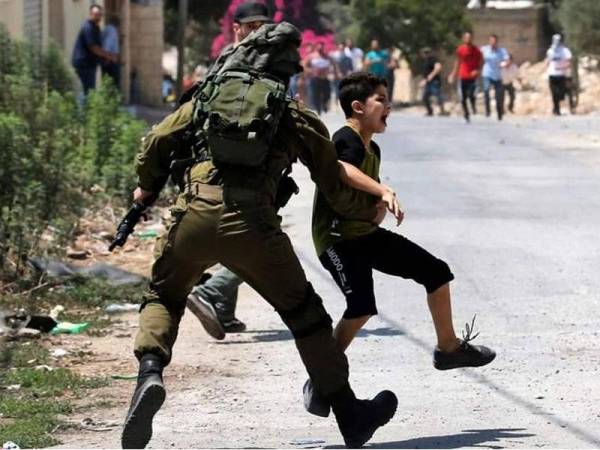 Seorang budak lelaki Palestin ditahan tentera Israel dalam ketegangan di Tebing Barat.
