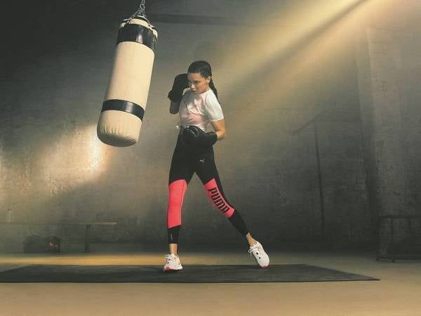 ADRIANA Lima mengenakan kasut Puma Weave XT.
