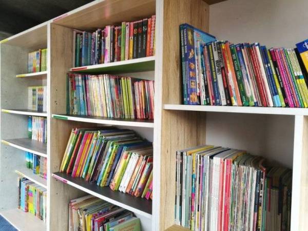 Sebahagian dari 1,000 koleksi buku tersusun rapi