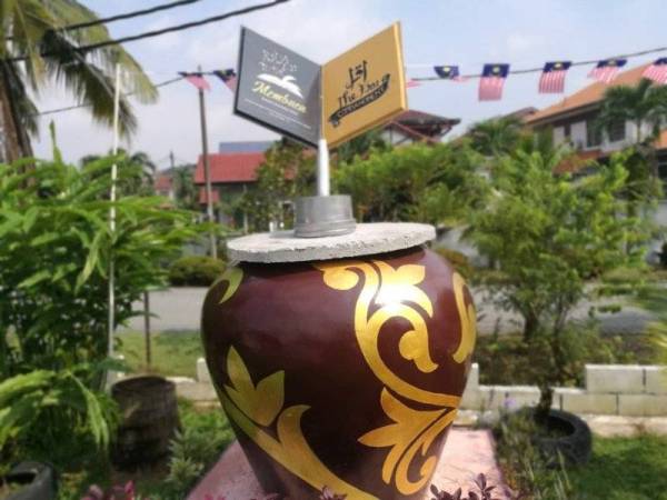 
Tempayan Iqra’ terhias kata-kata mengenai pentingnya membaca.