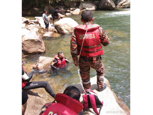 Pasukan bomba sedang melakukan operasi mencari dan menyelamat dua penuntut yang dikhuatiri lemas ketika bermandi-manda di tingkat 1, Air Terjun Berkelah pagi tadi.