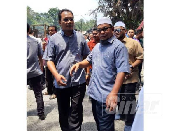 Rosli (kanan) bersama pimpinan Pas yang lain turun padang ke lokasi kebakaran. 