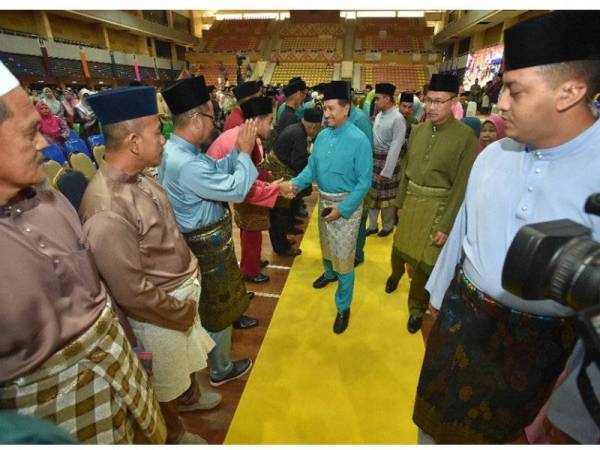Sultan Mizan bersalaman dengan tetamu pada Majlis Sambutan Maal Hijrah 1441H/2019M Peringkat Negeri Terengganu di Stadium Negeri hari ini.