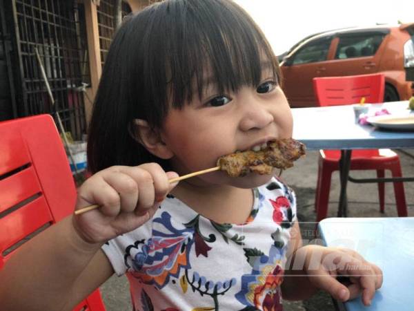 Kanak-kanak antara pengemar sate limau purut.