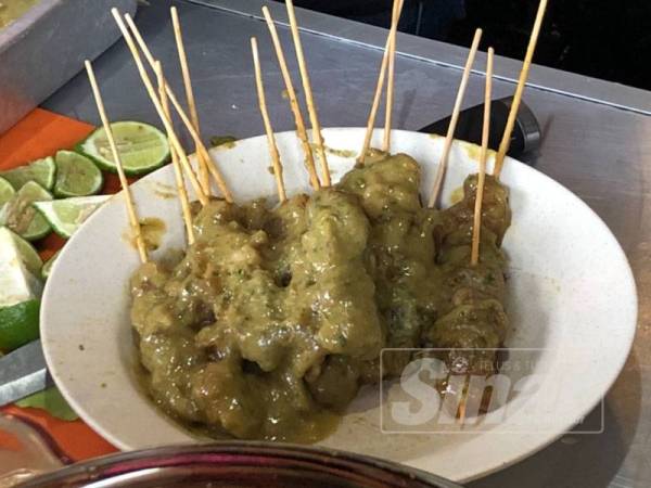 Sate yang diperap dengan pes limau purut berbau wangi sebelum dibakar di atas api arang.