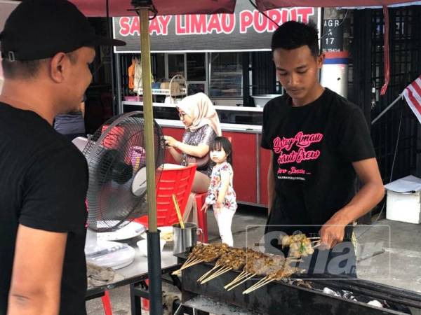 Cara membakar sate menggunakan arang menambahkan rasa enak saye berkenaan.