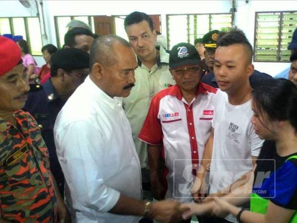 Abu Bakar ketika meninjau mangsa di pusat penempatan sementara di SJKC Sungai Lembing, hari ini.