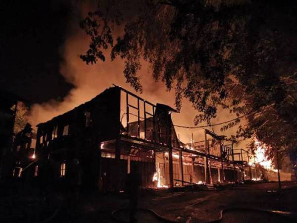 Kebakaran itu secara keseluruhan memusnahkan 32 bangunan terdiri daripada 20 rumah kedai dua tingkat, 11 unit rumah setingkat dan sebuah perpustakaan, melibatkan 29 keluarga dan 53 orang mangsa.